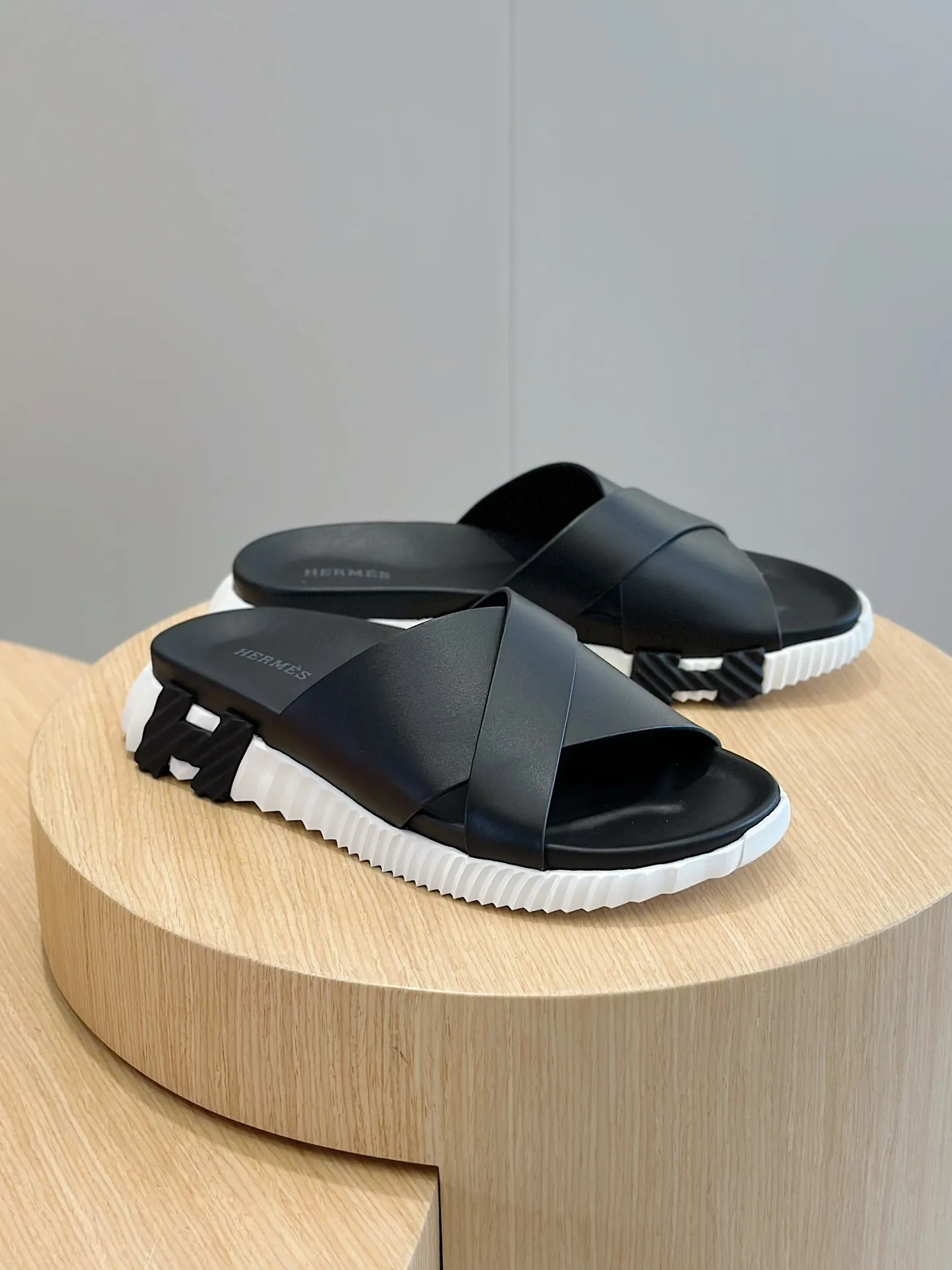 [HERMÈS] Top men's shoes 💰: 340💰 Size: 39-44 (38.45 46 custom-made) Herme*H Home Hermès Men's Sandals and Slippers - Original Replica Purchase the original version and make it one to one, the outsole is privately modeled, and the outsole color corresponding to each color is the same as the original version. Come to those who know the stuff 💪 The ultra-light soles are designed in contrasting colors, and they feel so comfortable on your feet! Calfskin, cowhide feet, private mold outsole.